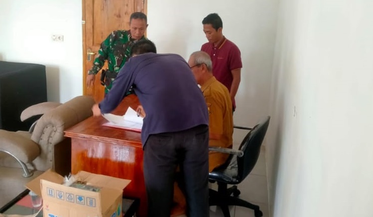 Babinsa Desa Telagasari Laksanakan Pemutakhiran Data Teritorial di Kantor Desa