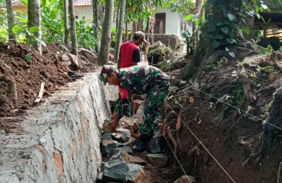 Babinsa Desa Bojonglarang Gotong Royong Bangun Irigasi di Kampung Cibogo
