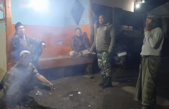 Tingkatkan Keamanan Lingkungan, Babinsa Desa Nyalindung Pantau Pos Kambling Malam Hari
