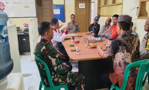 Pererat Sinergitas, Babinsa Desa Sukarame Gelar Komsos Bersama Perangkat Desa dan Bhabinkamtibmas