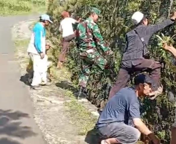 Wujud Kemanunggalan, Babinsa Koramil 0608-08/Mande Gelar Kerja Bakti Bersama Warga Desa Mekarjaya