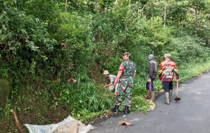 Babinsa Desa Kubang Laksanakan Karya Bakti Pembersihan Jalan untuk Kenyamanan Warga