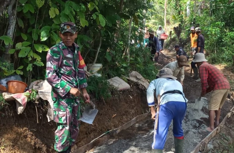 Babinsa Desa Campakamulya Bersama Warga Gotong Royong Laksanakan Pengecoran Jalan