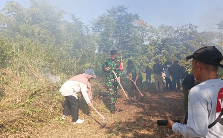 Sinergi TNI dan Rakyat, Babinsa Desa Padaasih Gelar Kerja Bakti Bersihkan Jalan