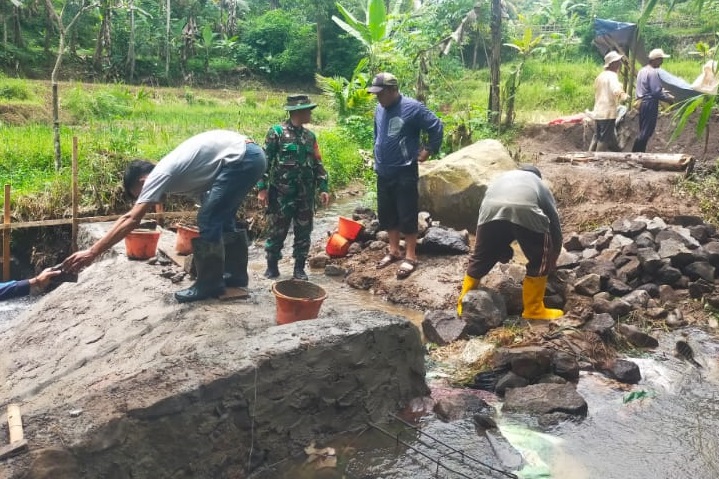 Pastikan Kualitas Infrastruktur Pertanian, Babinsa Desa Talaga Pantau Pembangunan Irigasi