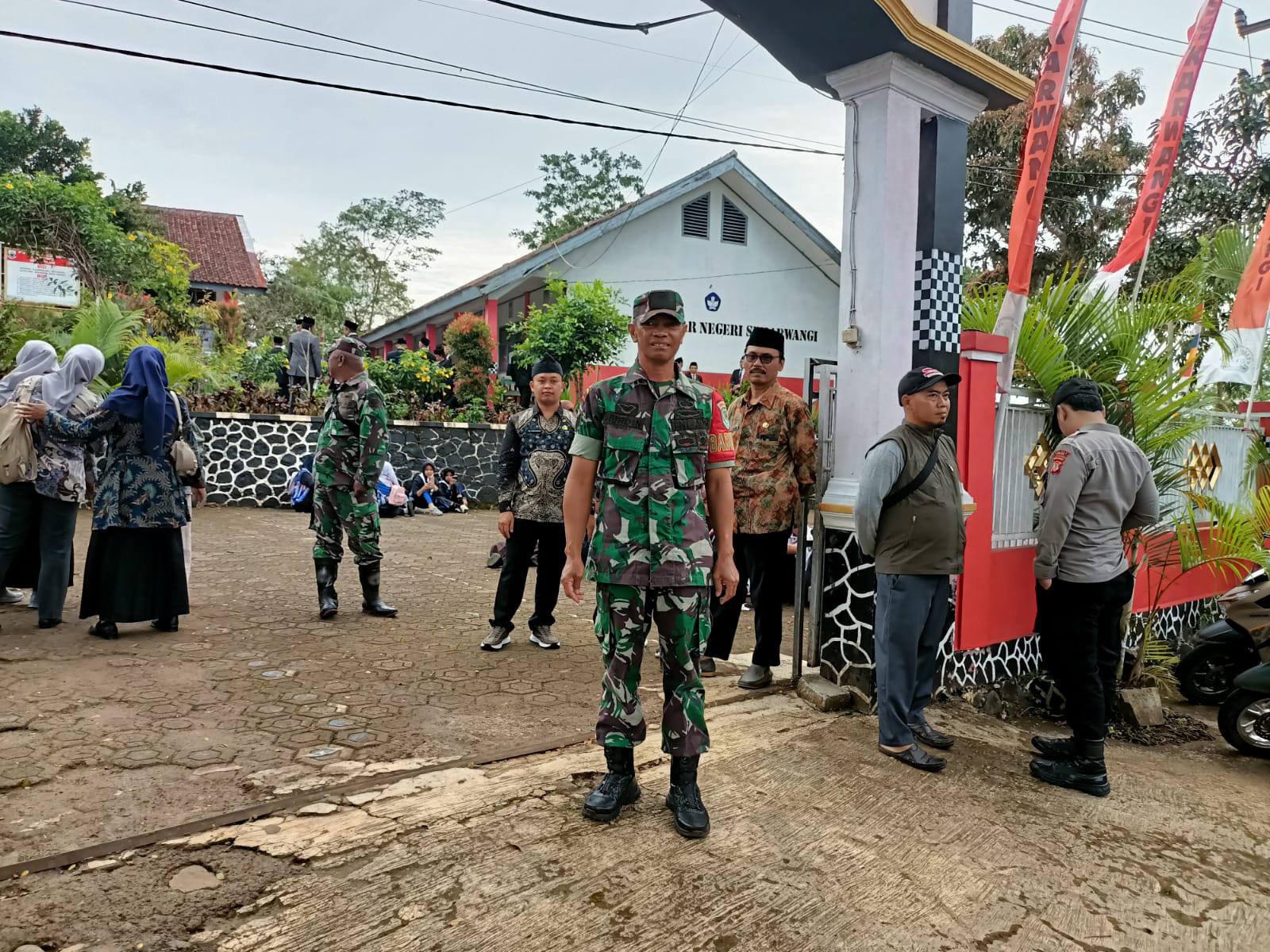 Personel Koramil 0608-16/Cibinong Kawal Kunjungan Kerja Bupati di Desa Sukajadi