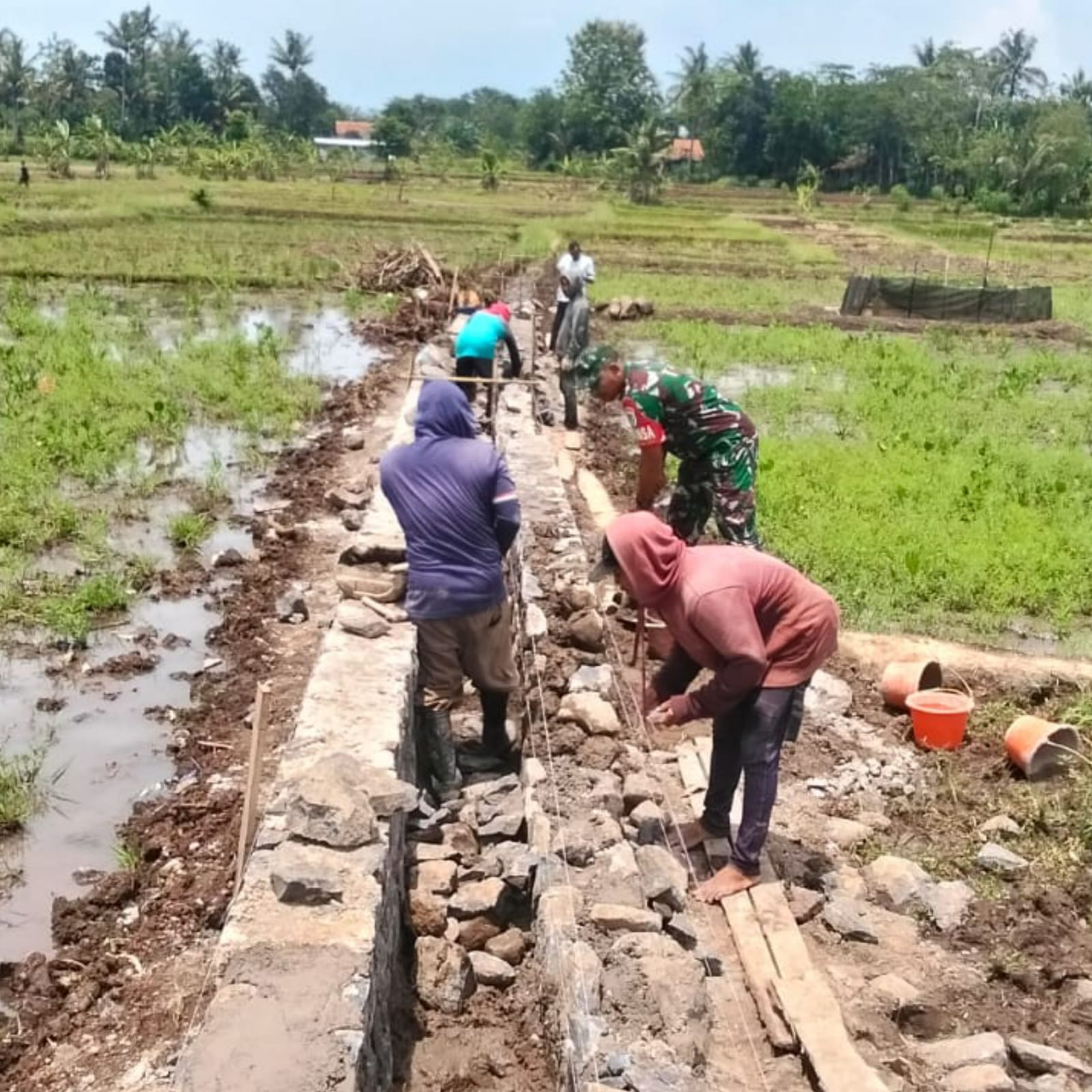 Tingkatkan Ketahanan Pangan, Babinsa Sindang Jaya Bahu-Membahu Bangun Irigasi Sawah