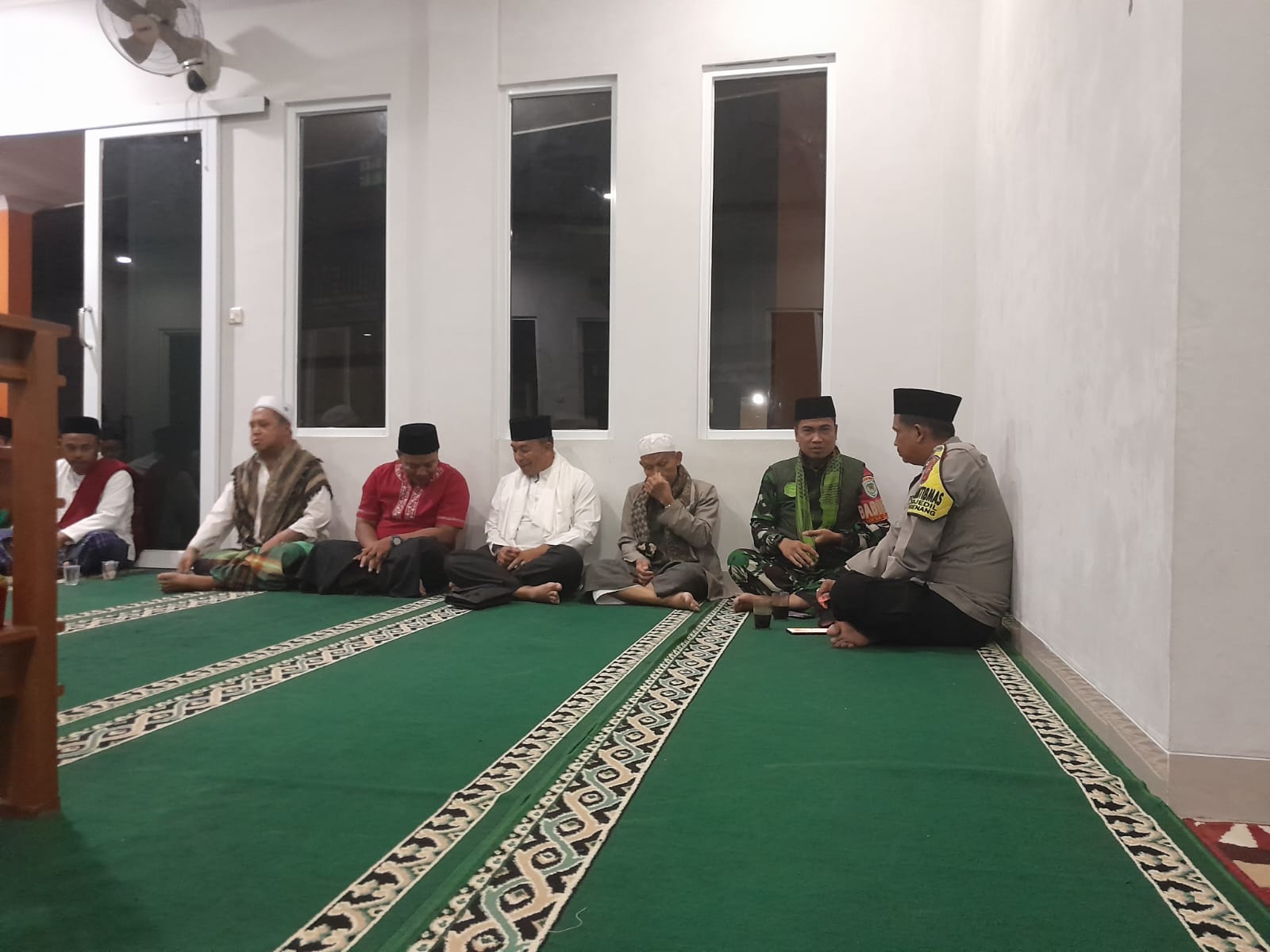 Peringatan Isra Miraj di Masjid Nurul Huda Cijedil, Babinsa Ajak Warga Teladani Sifat Nabi