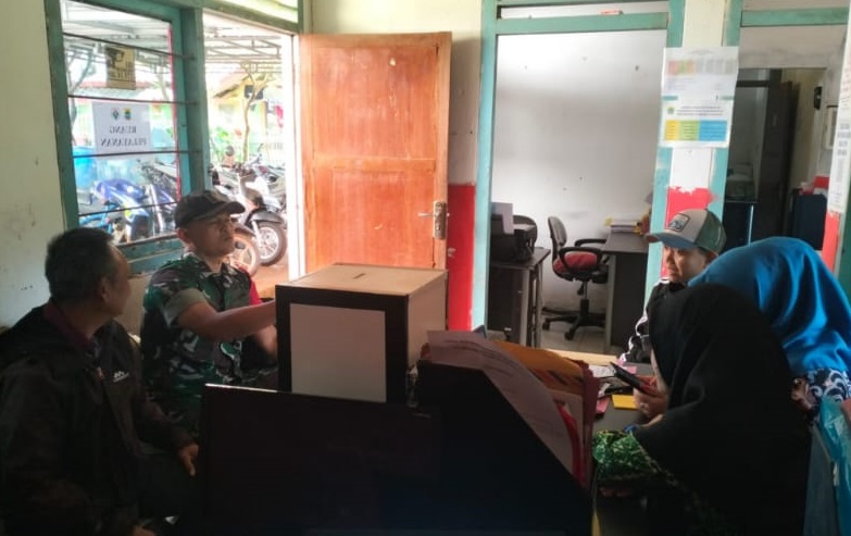 Pererat Silaturahmi, Babinsa Desa Wangunjaya Laksanakan Komsos dengan Perangkat Desa