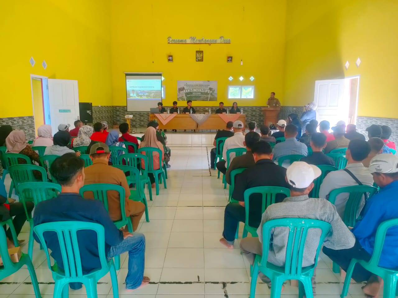 Sinergi Membangun Desa, Babinsa Desa Kemang Hadiri Seminar KKN Mahasiswa IPB