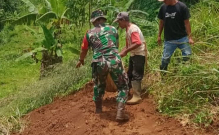 Wujudkan Lingkungan Bersih dan Rapi, Babinsa Desa Sukaresmi Gelar Kerja Bakti Bersama Warga