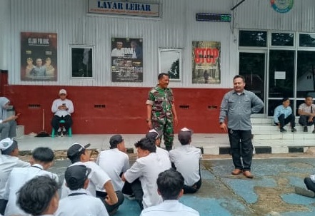 Tingkatkan Kedisiplinan Siswa, Babinsa Desa Jatisari Berikan Pembinaan di PKBM Al Hijrah