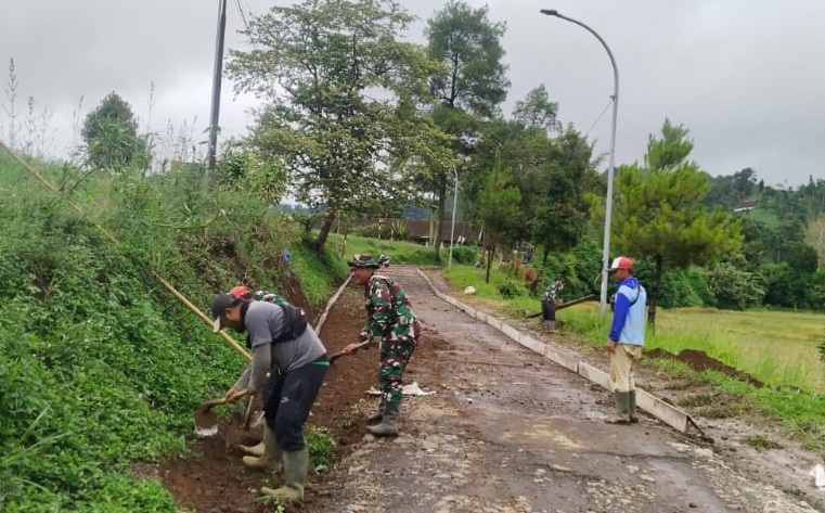 Perbaiki Infrastruktur Desa, Babinsa Bungbangsari dan Warga Kompak Gelar Kerja Bakti