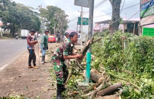 Aksi Nyata Babinsa Koramil 0608-09/Ciranjang: Dari Mitigasi Bencana Hingga Edukasi Pertanian
