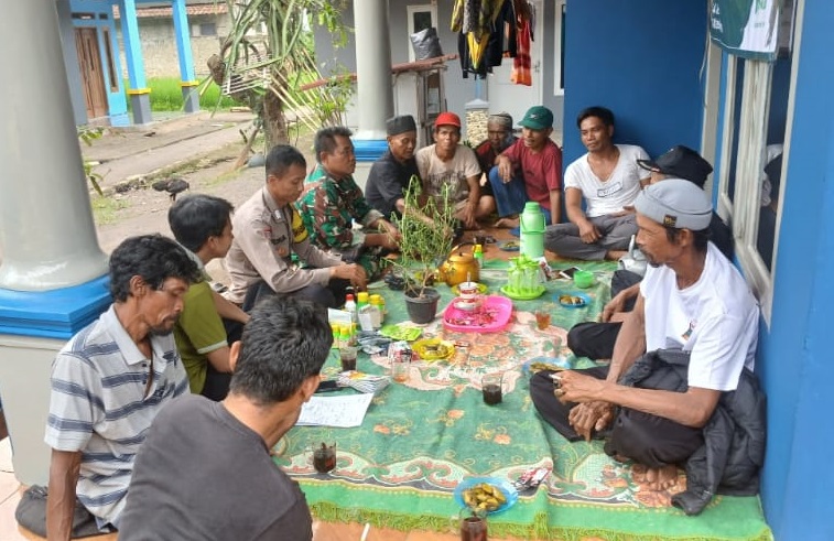 Tingkatkan Hasil Panen, Babinsa Nanggalamekar Edukasi Petani Terkait Penanganan Hama Padi