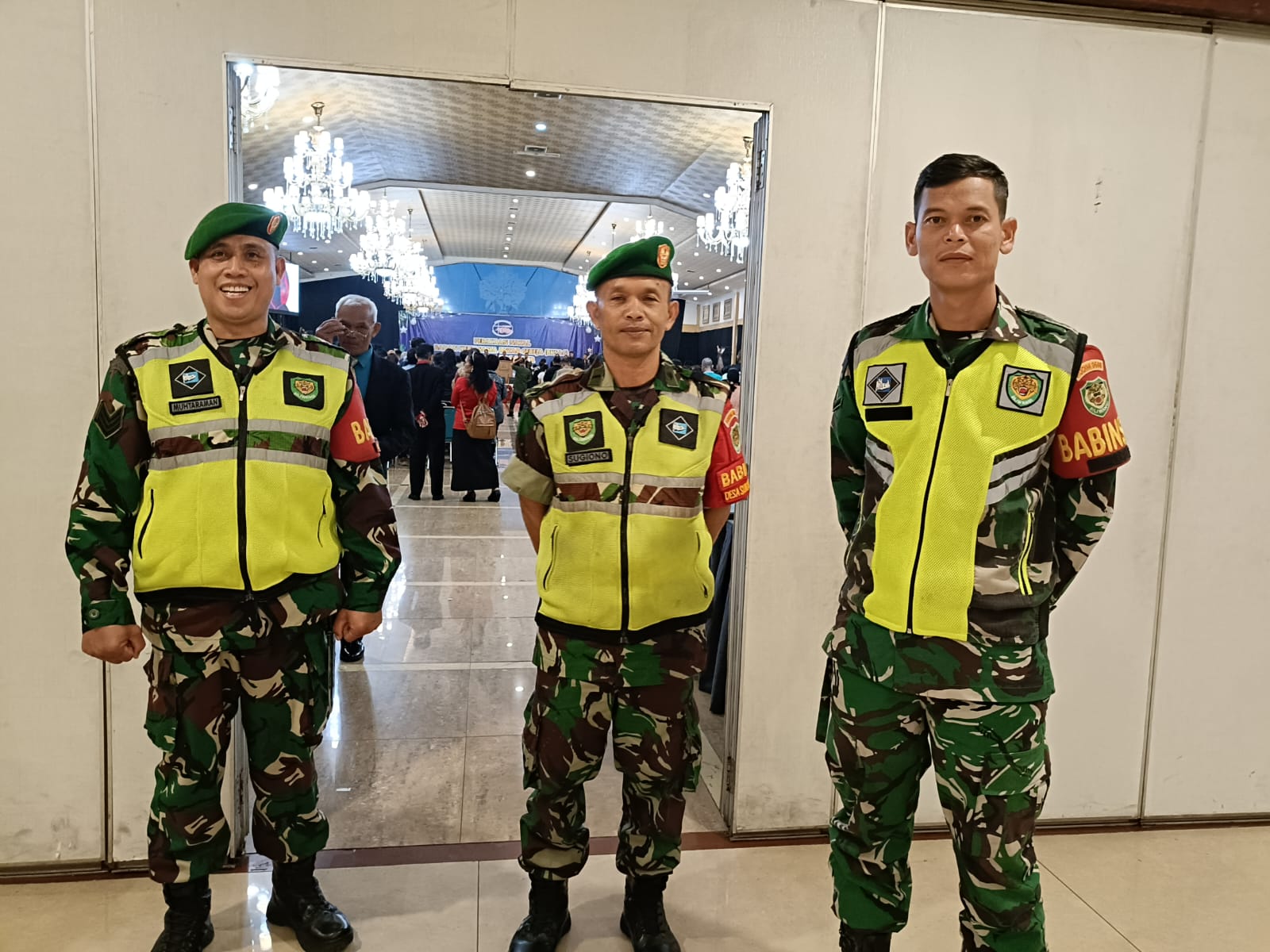 Wujudkan Toleransi dan Keamanan, Anggota Koramil 0608-04/Cipanas Kawal Perayaan Natal BKSAG Kabupaten Cianjur