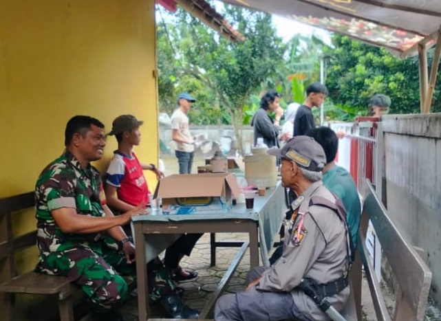 Pererat Silaturahmi, Babinsa Sindang Jaya Laksanakan Komsos Bersama Warga di Kampung Jatinunggal
