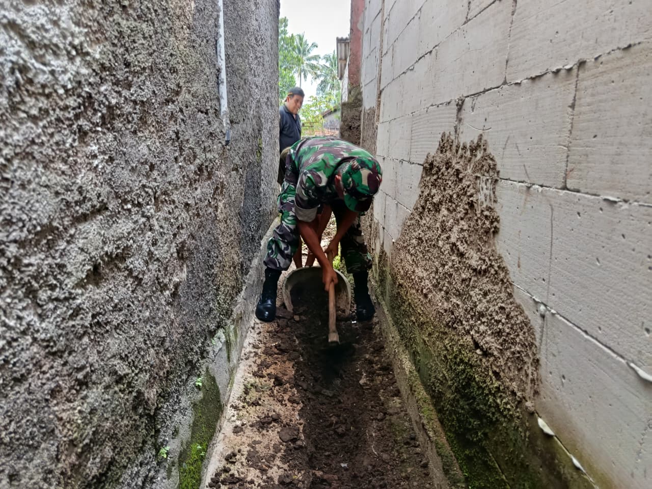 Gotong Royong Membangun Desa, Babinsa Selajambe Pimpin Pembuatan Saluran Air