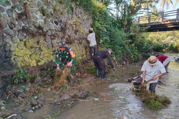 Aksi Nyata Babinsa Desa Susukan Pimpin Warga Bersihkan Aliran Sungai