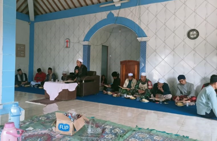 Pererat Tali Silaturahmi, Babinsa Karyamukti Hadiri Peringatan Isra Mi’raj di Masjid At-Taqwa