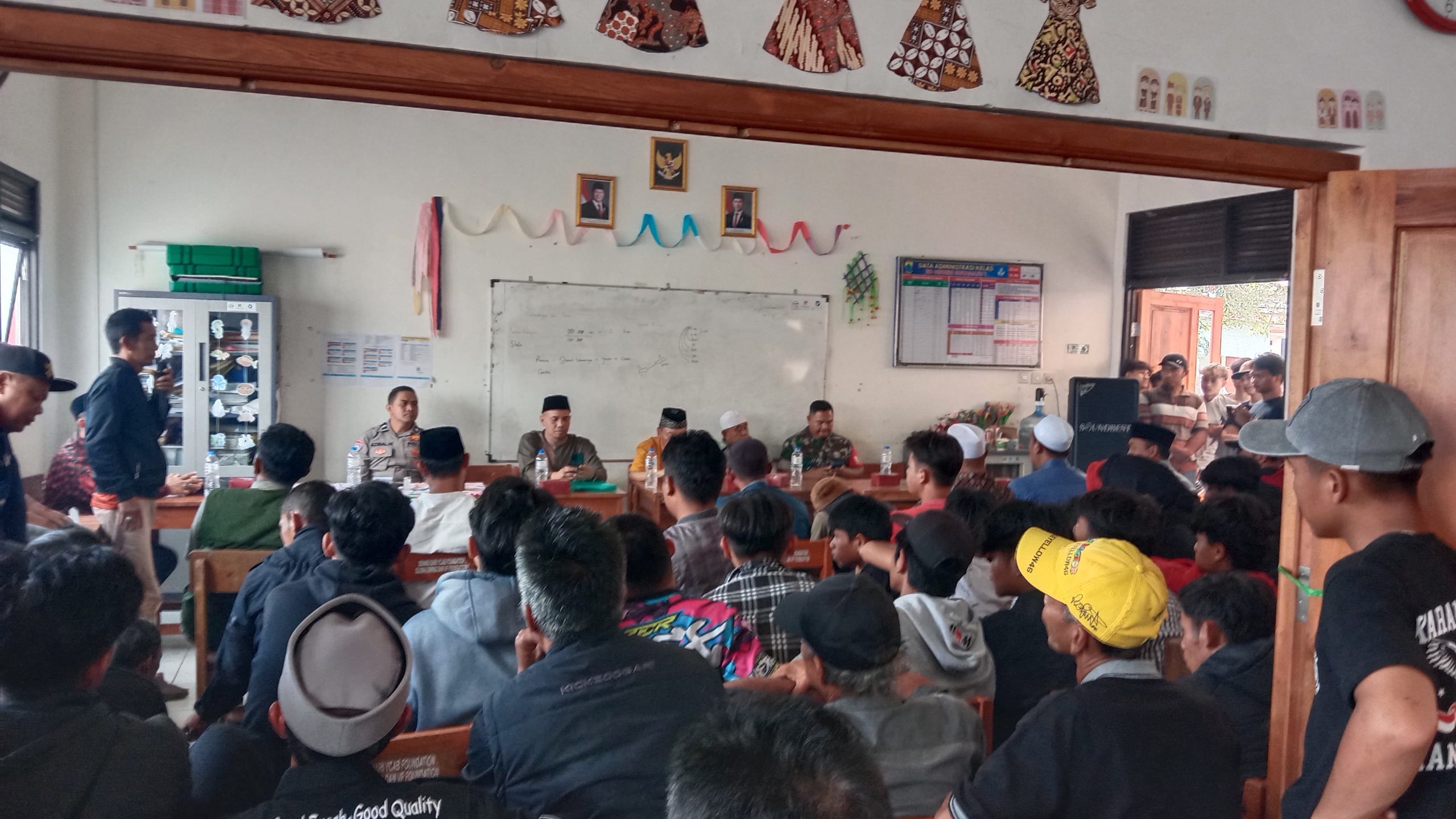 Musyawarah Warga Benjot Sepakat Tolak Operasional Ternak Ayam, Babinsa Imbau Jaga Kondusivitas