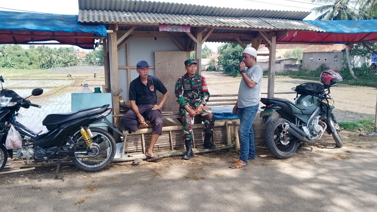 Pererat Silaturahmi, Babinsa Mekarjaya Laksanakan Binjarter Bersama Warga di Kp. Pasar Kamis