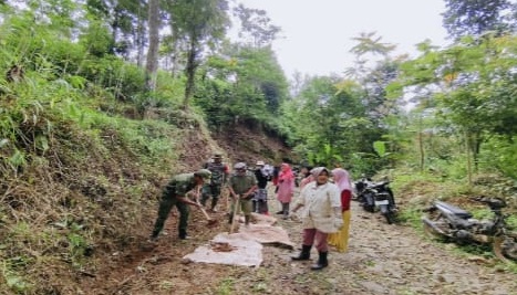Wujudkan Lingkungan Bersih, Babinsa Desa Sukarame Pelda Cecep JR Gerakkan Karbak Pembersihan Jalan Desa