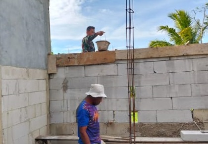Tingkatkan Sanitasi Layak, Babinsa Desa Sukagalih Koptu Opit Supirman Kawal Pembangunan MCK