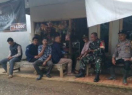 Jalin Kedekatan dengan Warga, Babinsa Desa Waringinsari Sertu Deni Hasanudin Gelar Komsos di Kp. Berecek