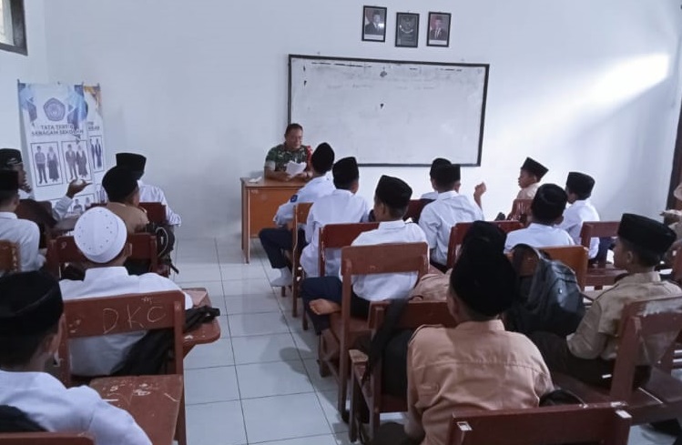 Tanamkan Karakter Bangsa, Babinsa Koramil 0608-14/Kadupandak Berikan Bintahwil kepada Siswa SMP PGRI