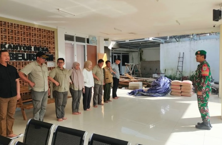 Perkuat Disiplin Perangkat Desa, Babinsa Koramil 0608-05/Cugenang Berikan Bintahwil di Desa Cibeureum