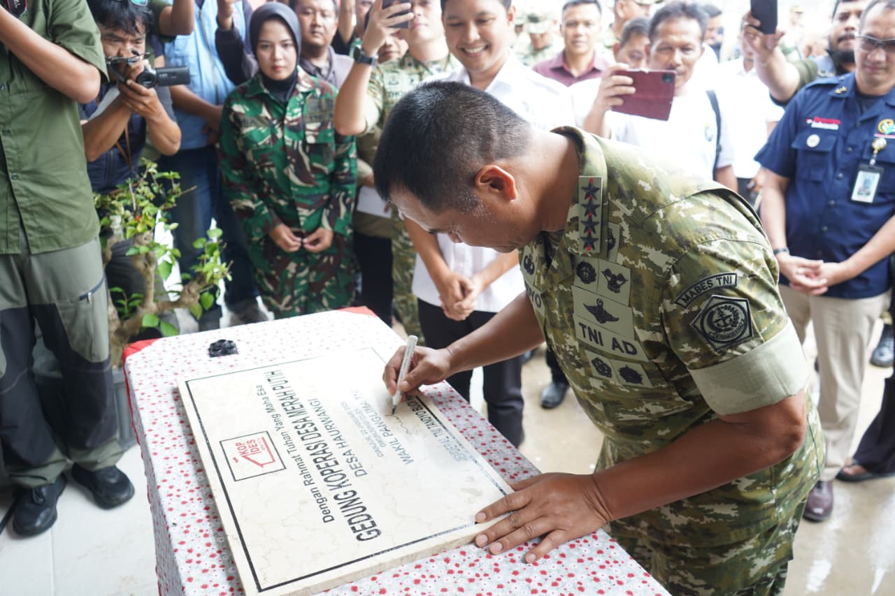 Wakil Panglima TNI Tinjau Progres KDKMP Haurwangi dan Tandatangani Prasasti Pembangunan
