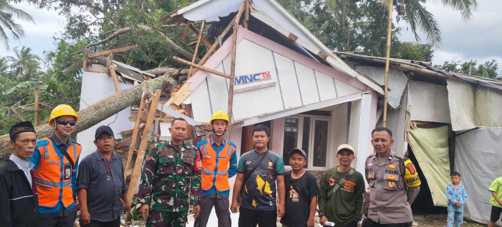 Pohon Afrika Tumbang Timpa Rumah Warga di Ciwalen, Kerugian Capai Puluhan Juta