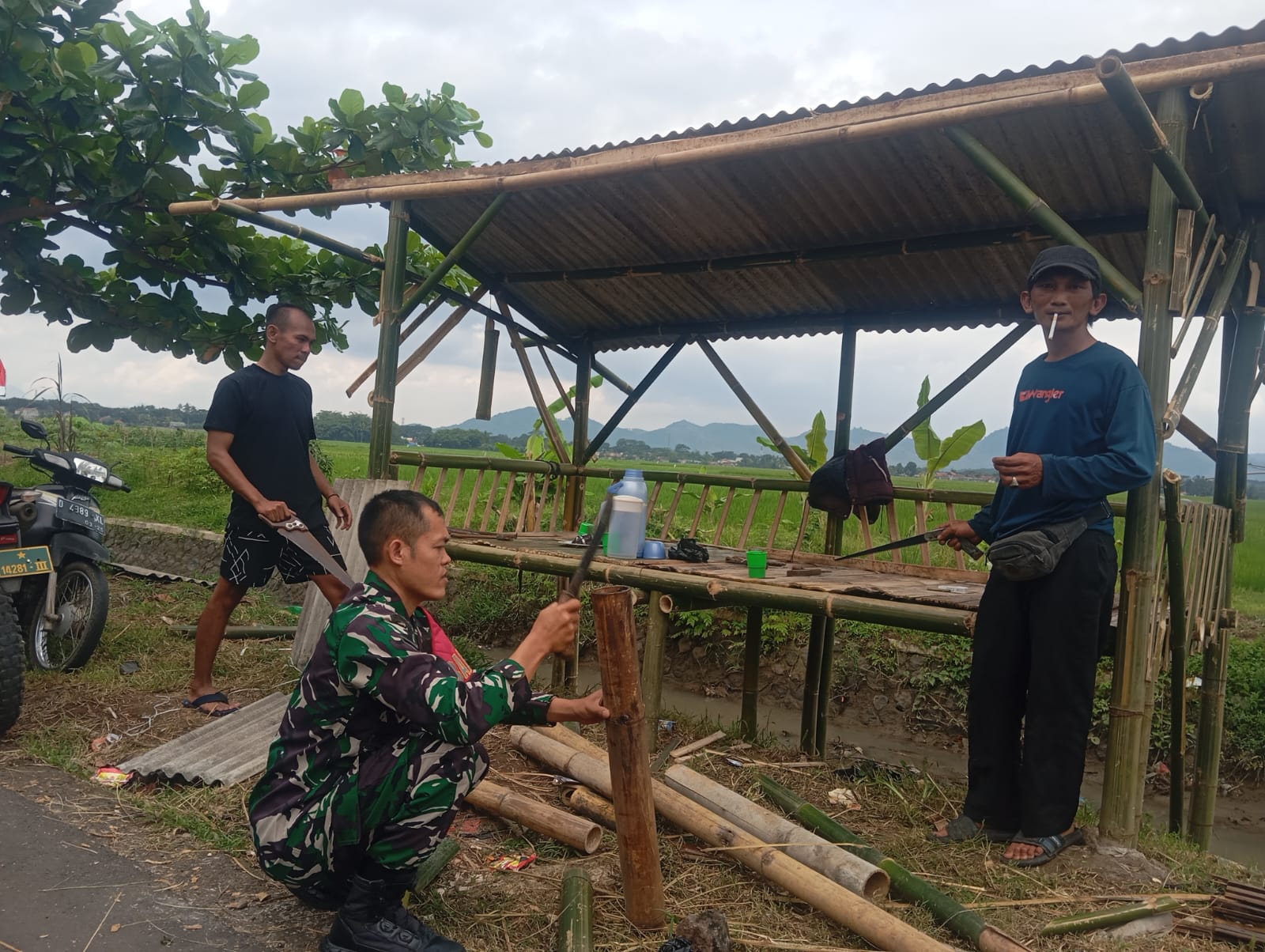 Wujudkan Keamanan Lingkungan, Babinsa Karangwangi Ajak Warga Gotong Royong Bangun Pos Ronda