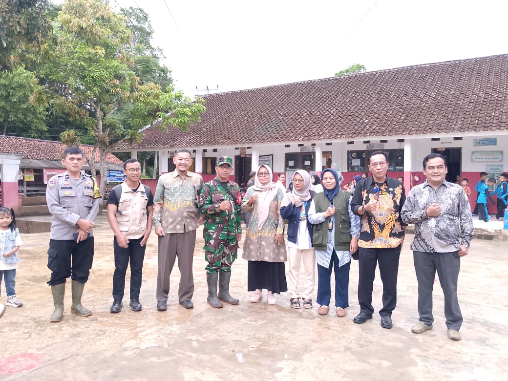 Dukung Program Gizi Nasional, Sertu Mulyadi Kawal Pembukaan Dapur SPPG di Desa Pamoyanan