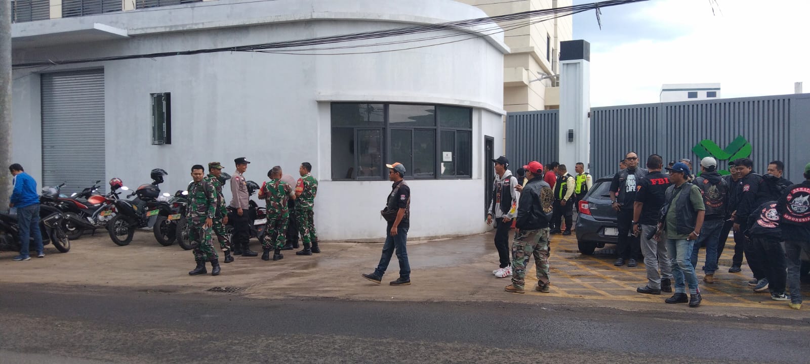 Kawal Kondusivitas Wilayah, Anggota Koramil 0608-01/Kota Amankan Audiensi di PT. Lianhua Leather Industri