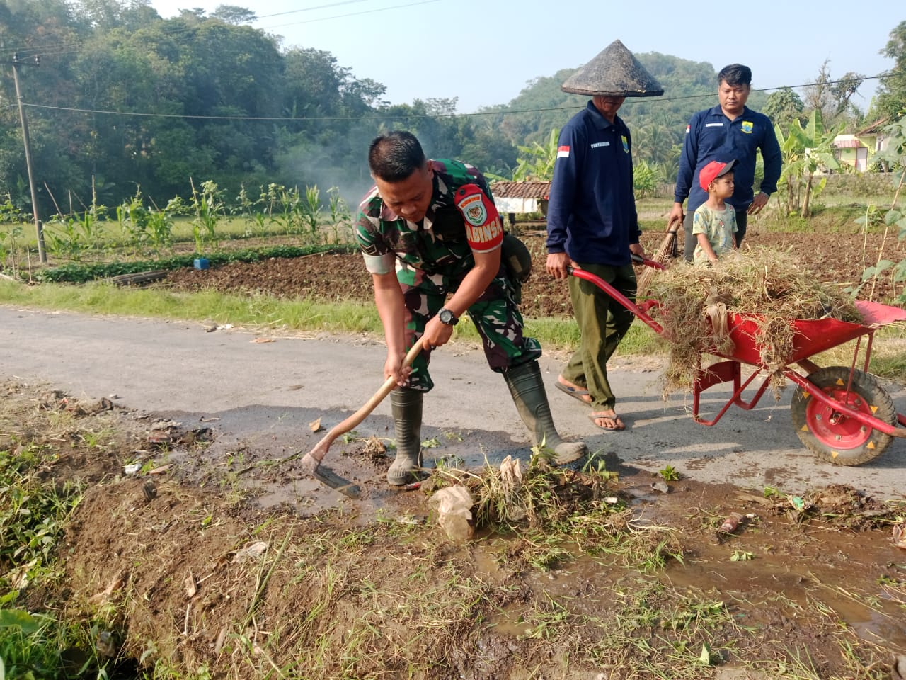 Aksi Nyata Babinsa Desa Panyusuhan: Pimpin Kerja Bakti Bersihkan Jalan Desa
