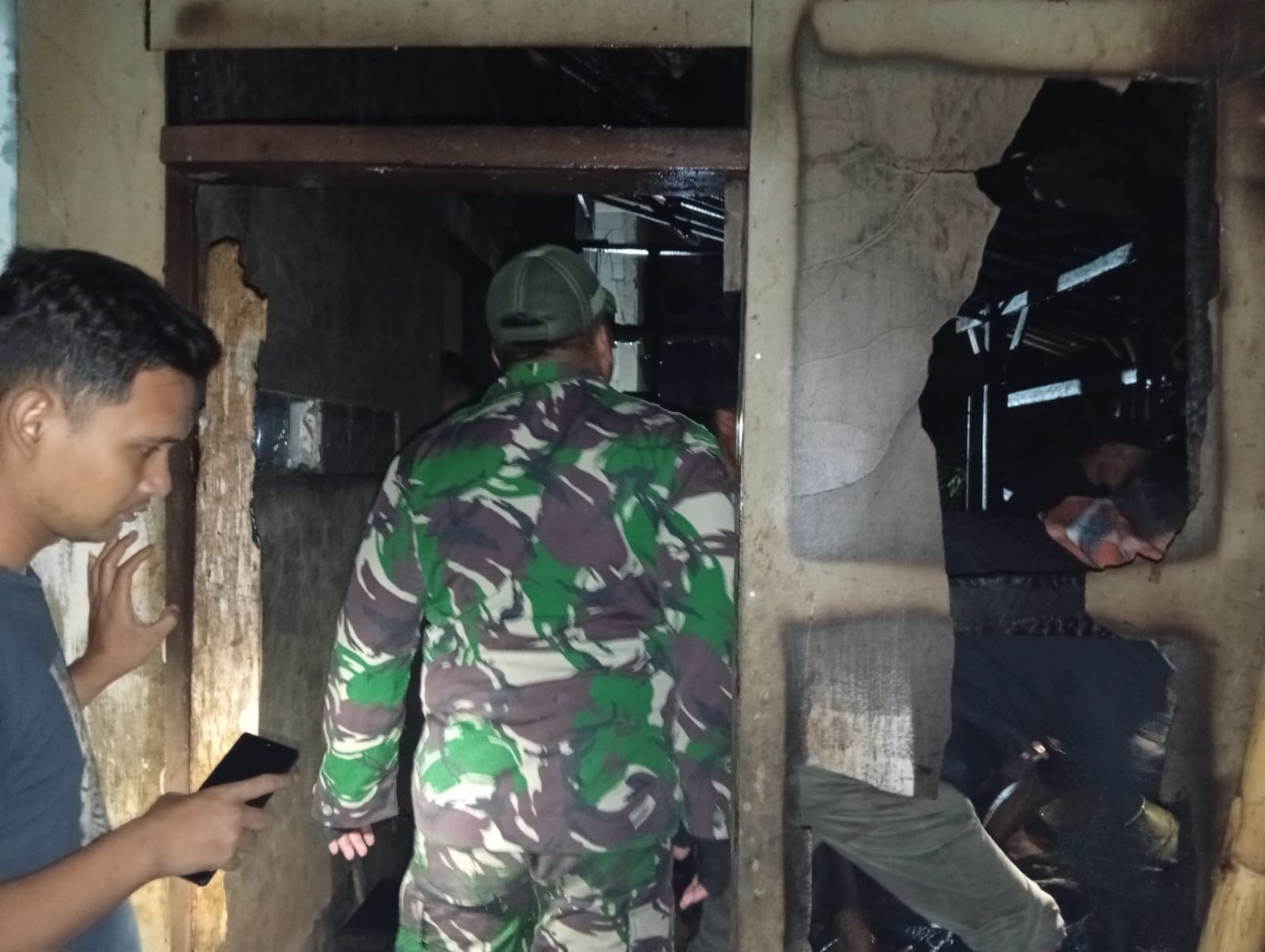 Aksi Cepat Babinsa Serda Hartoyo Bantu Evakuasi dan Padamkan Kebakaran Rumah di Pagelaran