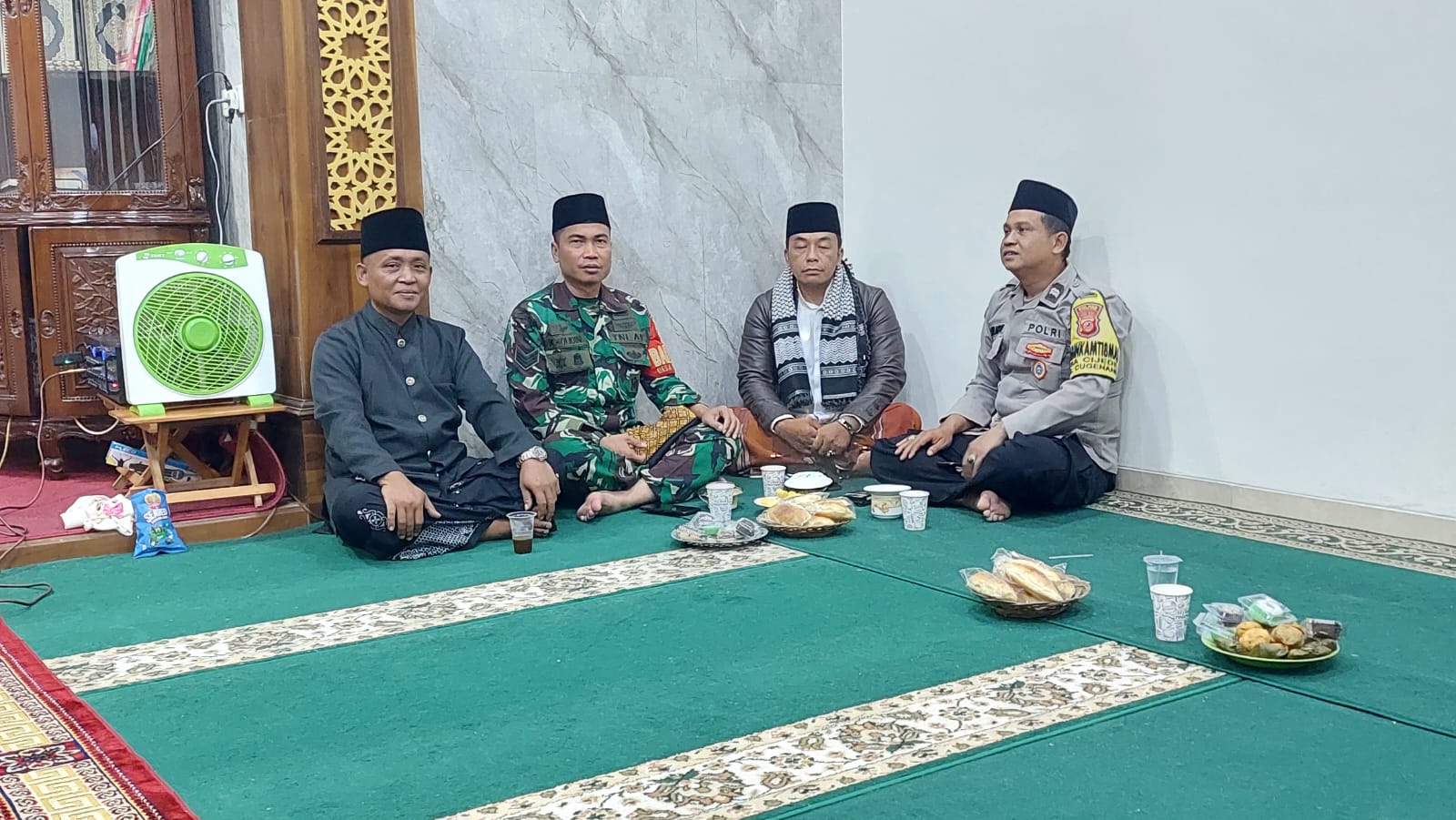 Pererat Silaturahmi, Babinsa Cijedil Serka Kholidin Hadiri Peringatan Isra Mikraj di Masjid Al-Husna