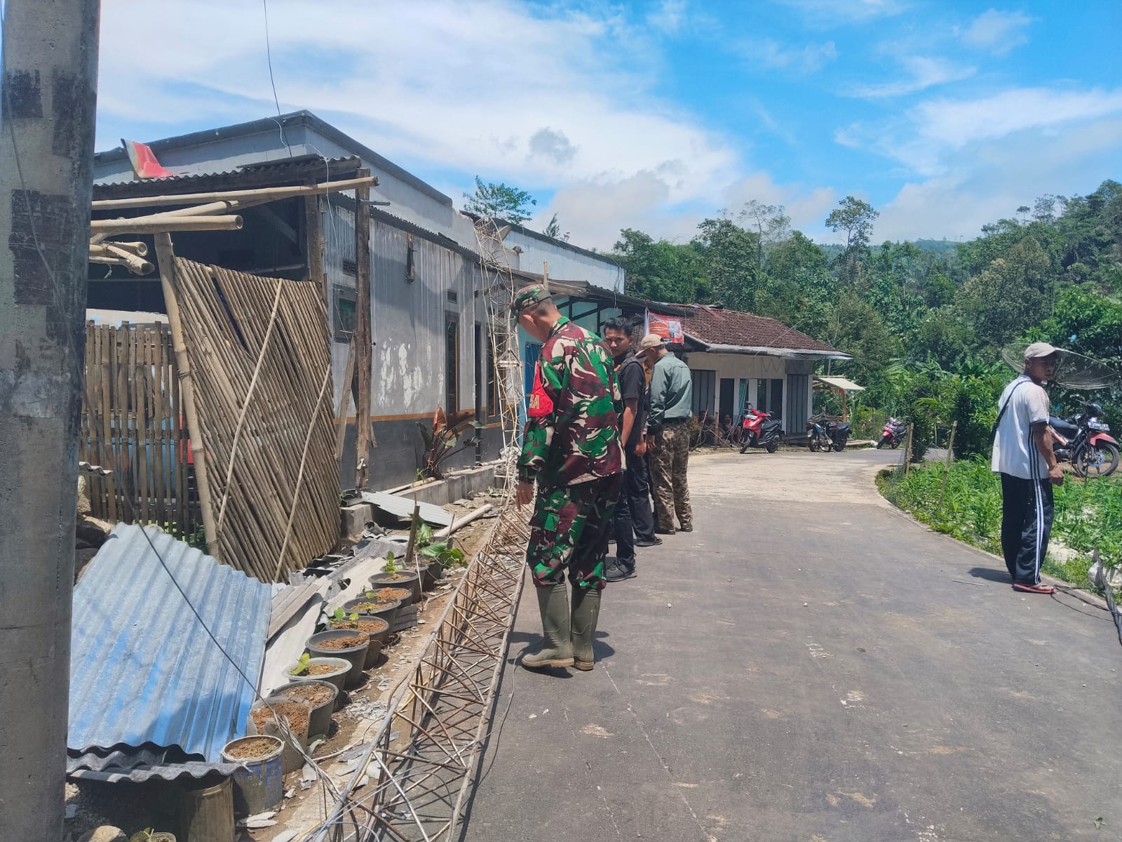 Tower Kominfo Rubuh Akibat Angin Kencang di Pasirkuda, Babinsa Sertu Asep Suharja Kawal Evakuasi Korban