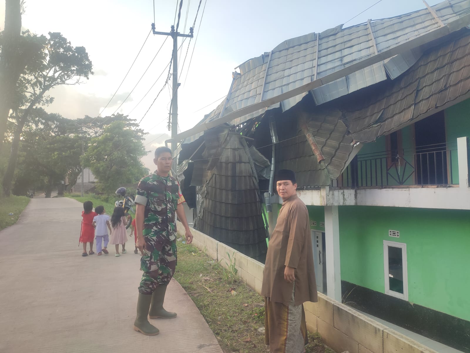 Respons Cepat Serka Yusuf, Babinsa Koramil 0608-01/Kota Evakuasi Ponpes Pasca Terjangan Puting Beliung