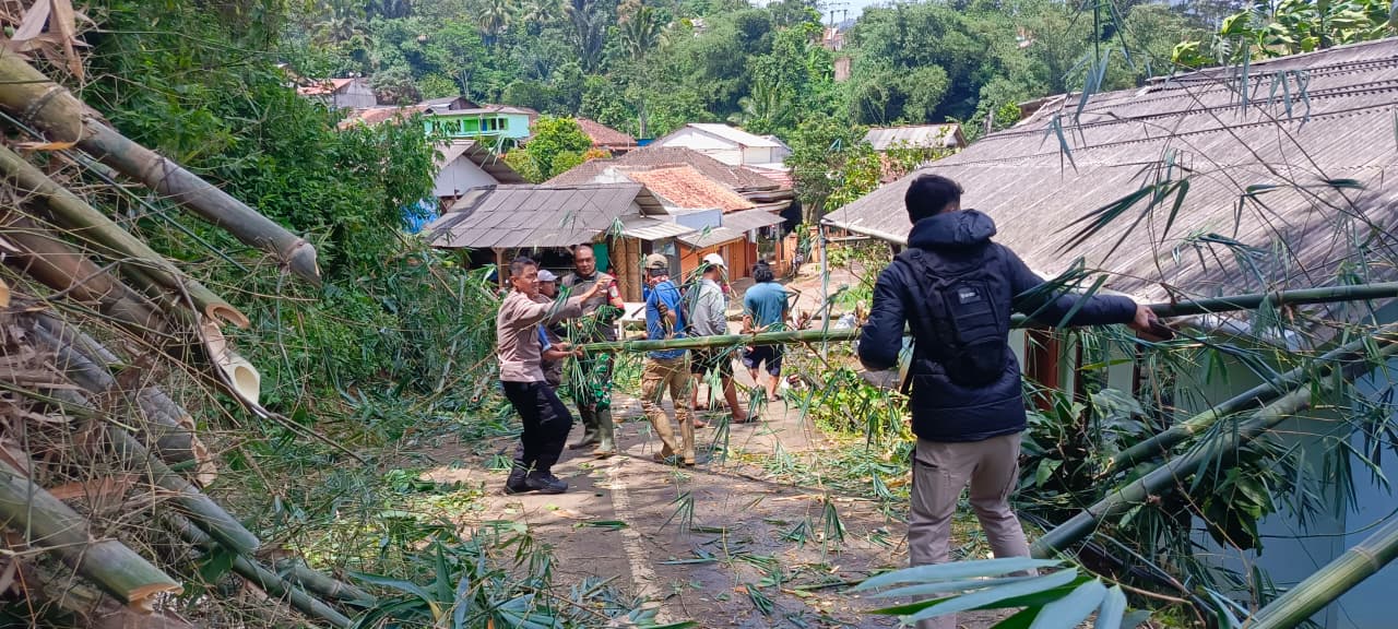 Aksi Cepat Babinsa Sertu Tato Hendarto Tanggulangi Dampak Cuaca Ekstrem di Cugenang