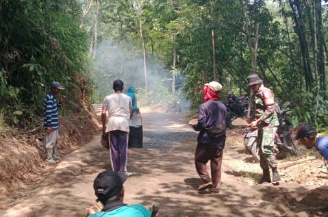 Tingkatkan Kualitas Jalan, Koptu Gatot Pimpin Perbaikan Jalan Desa Sukamanah