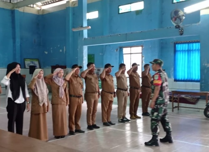 Tingkatkan Kedisiplinan Aparat Desa, Babinsa Serka Endang Hidayat Pimpin Apel Bersama di Desa Susukan