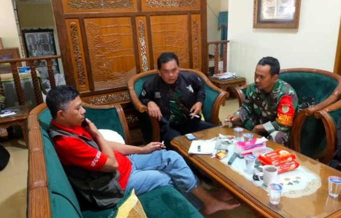 Pererat Sinergi di Wilayah Binaan, Pelda KN Baihaqi Laksanakan Komsos dengan Aparatur Desa Cibeureum