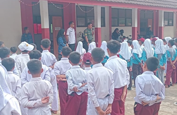 Tanamkan Jiwa Nasionalisme, Serka Kholidin Berikan Materi Wawasan Kebangsaan di SDN Gunung Lanjung
