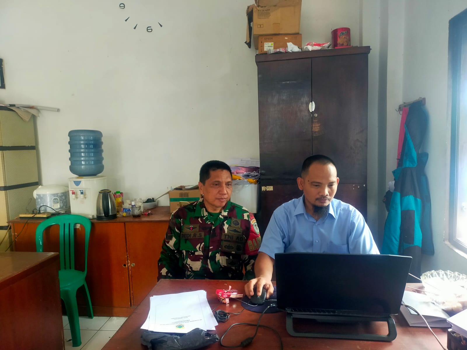 Pastikan Bantuan Tepat Sasaran, Serka Dedi Rahmat Dampingi Pendataan Warga Penerima PKH