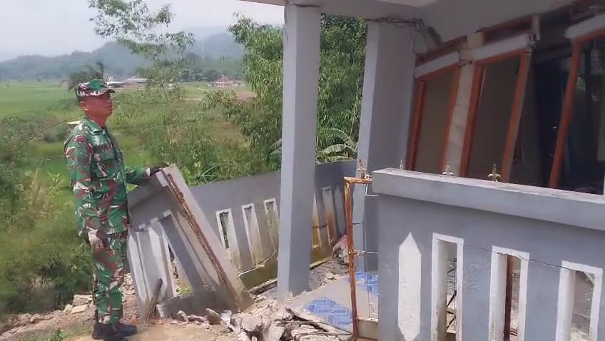 Respons Cepat Bencana Alam, Babinsa Serka Sartono Monitoring Lokasi Jalan Ambles di Desa Cimenteng