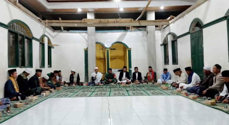 Perkuat Nilai Religius, Babinsa Serma Yusep Saepuloh Hadiri Peringatan Isra Mikraj di Desa Karyamukti