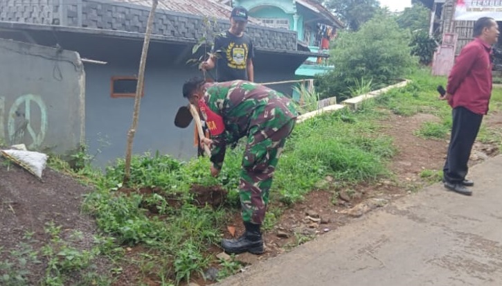 Tingkatkan Kebersihan Lingkungan, Babinsa Sertu Fadhlan Nurhadi Pimpin Kerja Bakti di Takokak